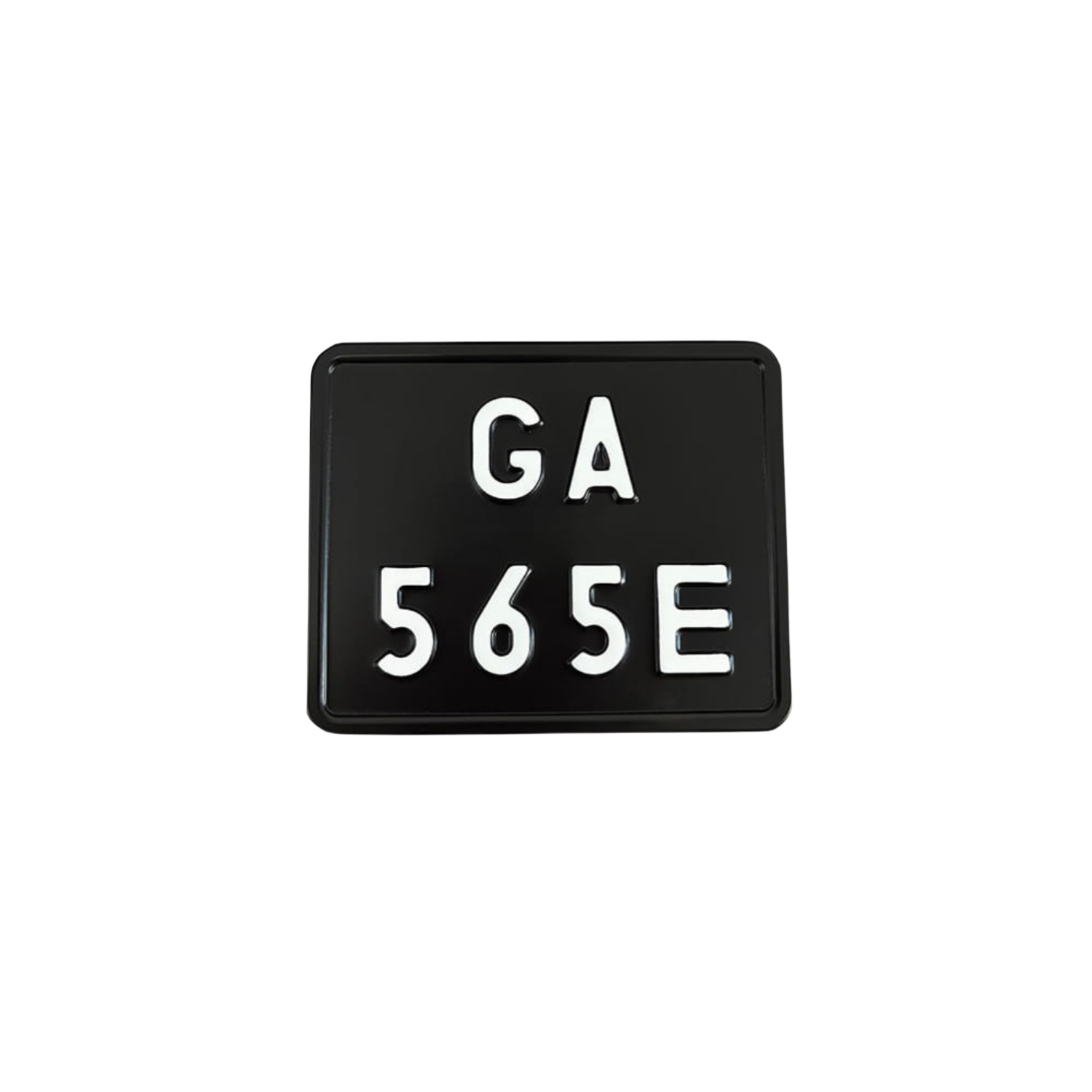 Czarna tablica rejestracyjna do motocykla z białym oznaczeniem „GA 565E”.