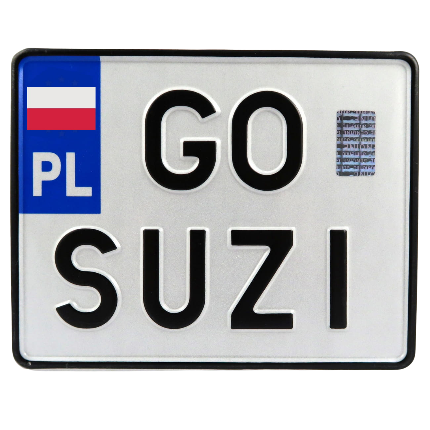 Biała kwadratowa tablica rejestracyjna z czarnym oznaczeniem GO SUZI, przedstawiona na wprost na białym tle. Tablica ma niebieski pasek z polską flagą i oznaczeniem PL oraz hologram zabezpieczający.