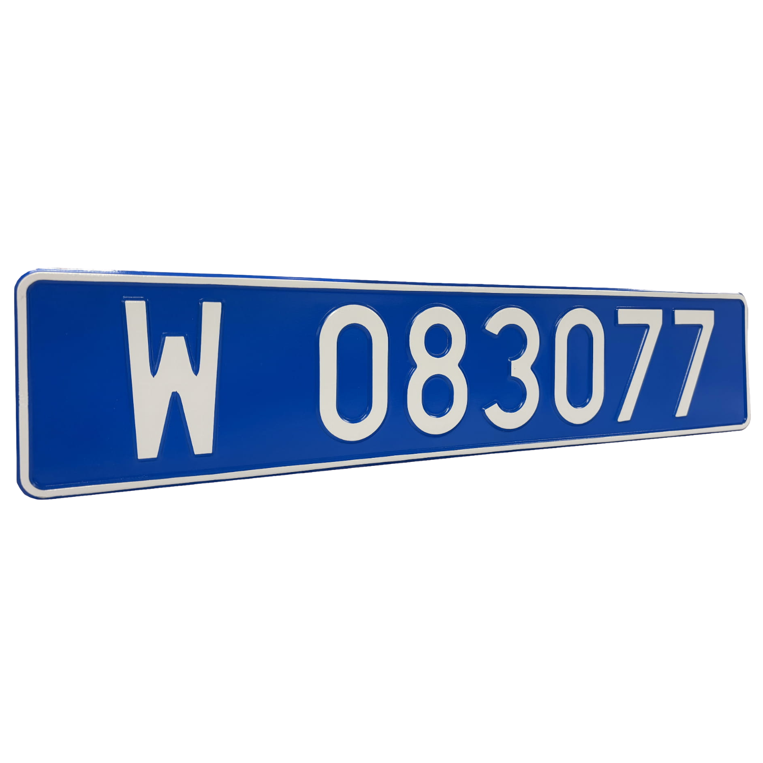 Niebieska tablica rejestracyjna z białym oznaczeniem W 083077, pokazana pod kątem na białym tle. Widoczne są wypukłe, tłoczone znaki oraz jasne obramowanie tablicy.