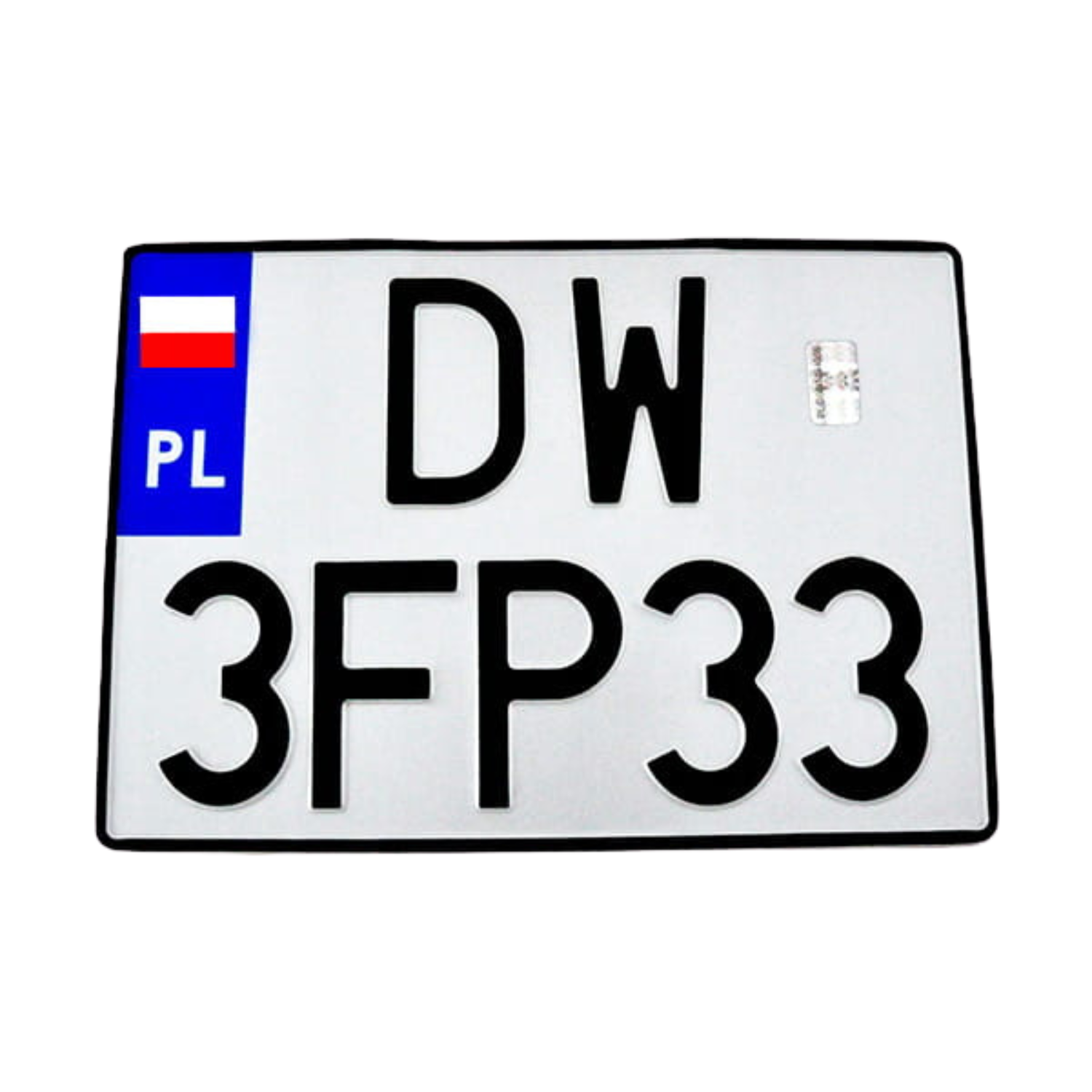 Biała polska tablica rejestracyjna motocyklowa z czarnymi, tłoczonymi znakami „DW 3FP33”, niebieskim polem z oznaczeniem PL i polską flagą oraz hologramem legalizacyjnym.